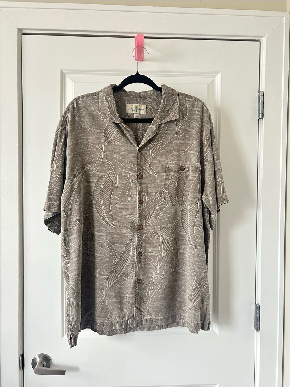 Casual Short-Sleeve Button-Down Shirt in Taupe Leaf Print